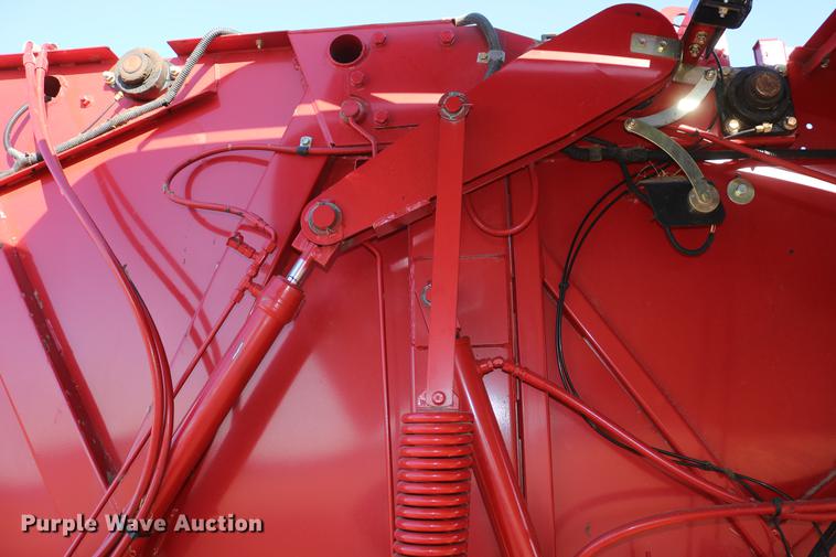 image for item DC3505 2015 New Holland Rollbelt 560 specialty crop round baler