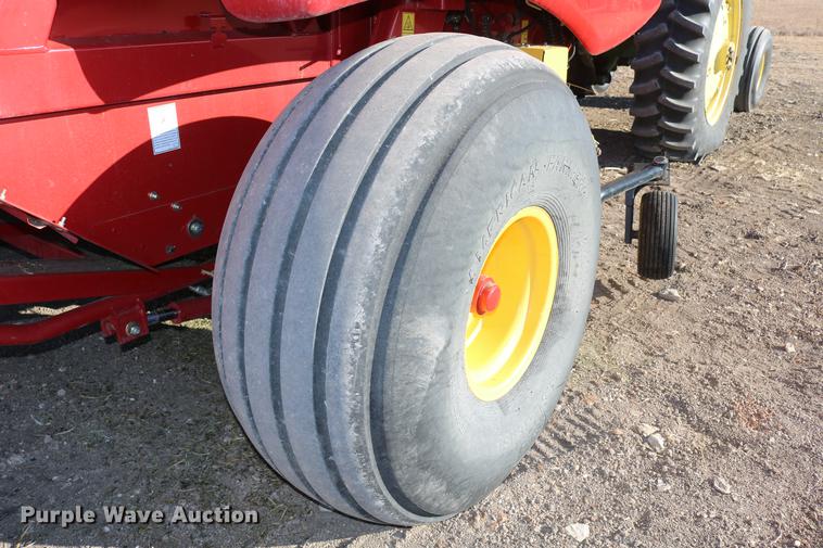 image for item DC3505 2015 New Holland Rollbelt 560 specialty crop round baler