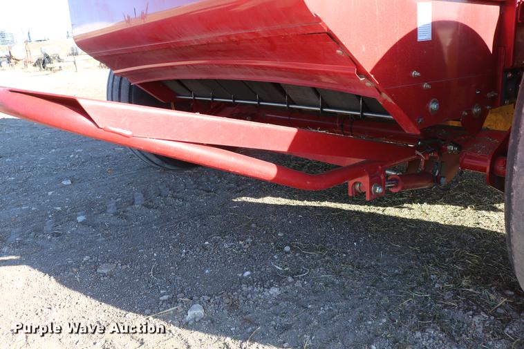 image for item DC3505 2015 New Holland Rollbelt 560 specialty crop round baler