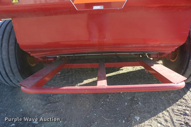 image for item DC3505 2015 New Holland Rollbelt 560 specialty crop round baler