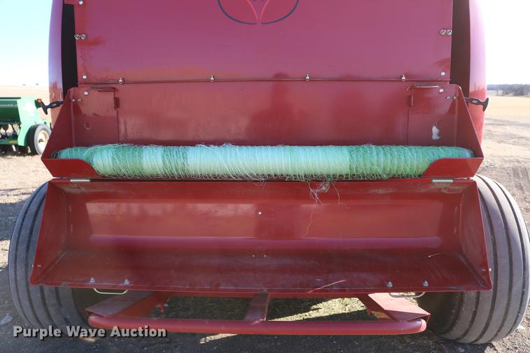 image for item DC3505 2015 New Holland Rollbelt 560 specialty crop round baler