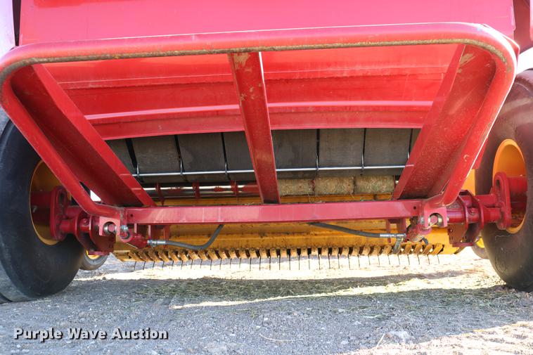 image for item DC3505 2015 New Holland Rollbelt 560 specialty crop round baler