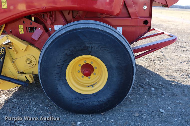 image for item DC3505 2015 New Holland Rollbelt 560 specialty crop round baler