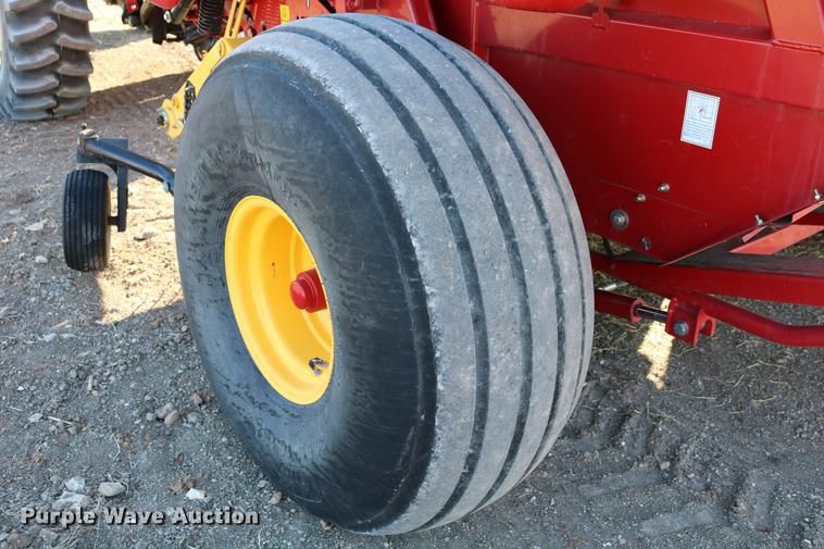 image for item DC3505 2015 New Holland Rollbelt 560 specialty crop round baler