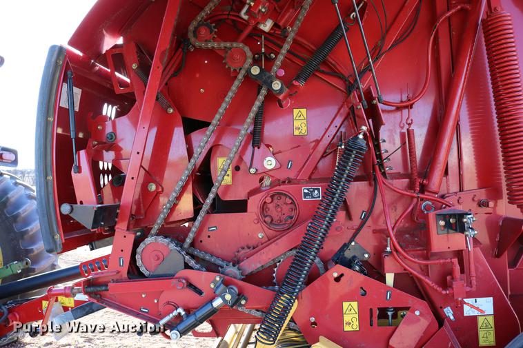 image for item DC3505 2015 New Holland Rollbelt 560 specialty crop round baler