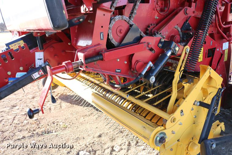 image for item DC3505 2015 New Holland Rollbelt 560 specialty crop round baler