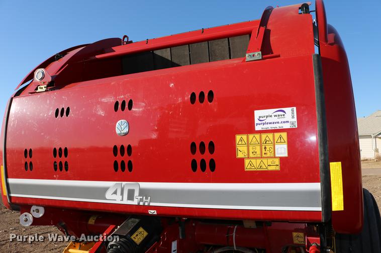 image for item DC3505 2015 New Holland Rollbelt 560 specialty crop round baler