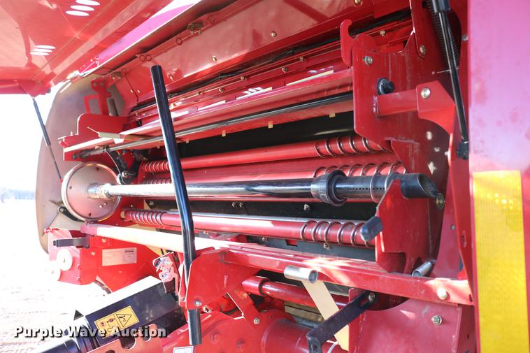 image for item DC3505 2015 New Holland Rollbelt 560 specialty crop round baler