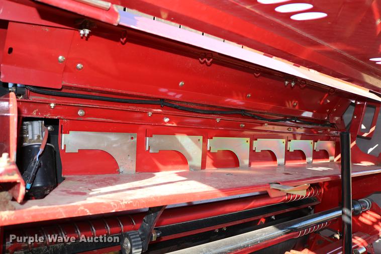 image for item DC3505 2015 New Holland Rollbelt 560 specialty crop round baler