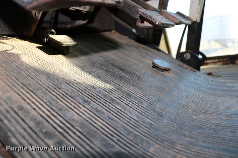 image for item DC3521 1975 Case 1370 tractor