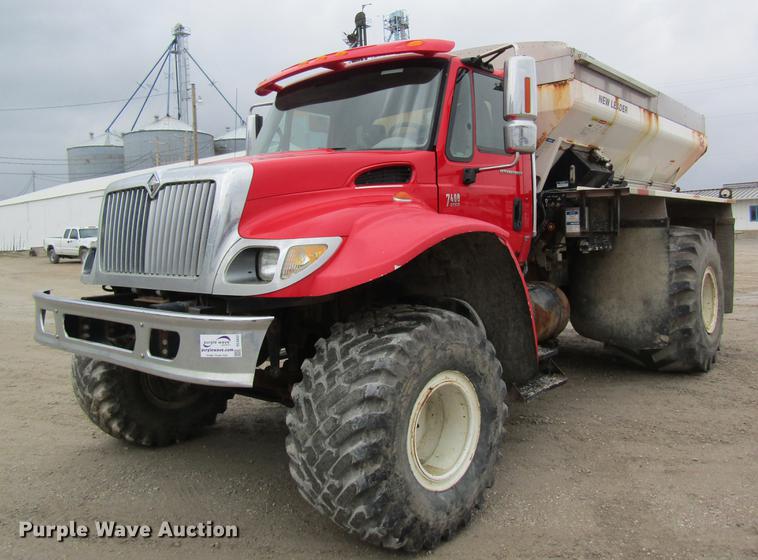 image for item DC4432 2007 International 7400 applicator truck