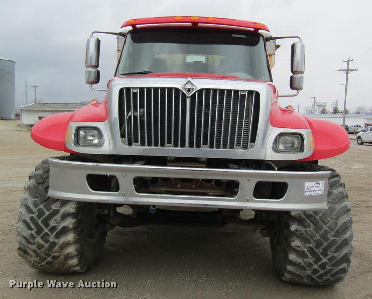 image for item DC4432 2007 International 7400 applicator truck