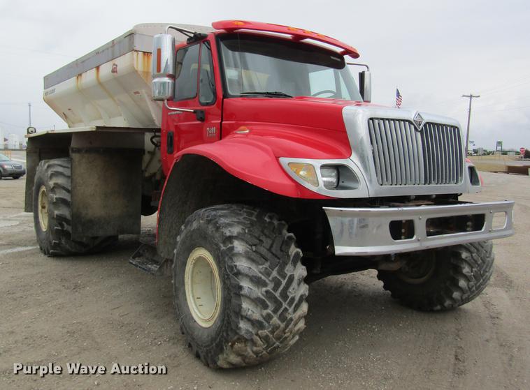 image for item DC4432 2007 International 7400 applicator truck