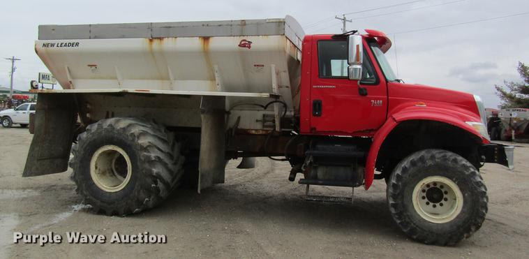 image for item DC4432 2007 International 7400 applicator truck