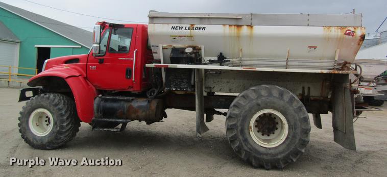 image for item DC4432 2007 International 7400 applicator truck