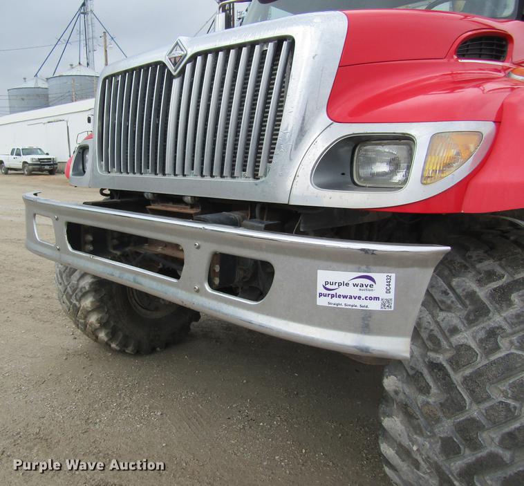 image for item DC4432 2007 International 7400 applicator truck