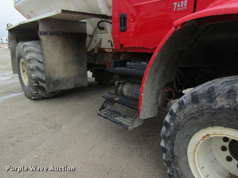 image for item DC4432 2007 International 7400 applicator truck