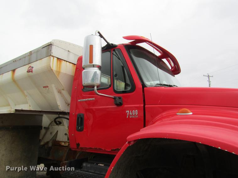 image for item DC4432 2007 International 7400 applicator truck