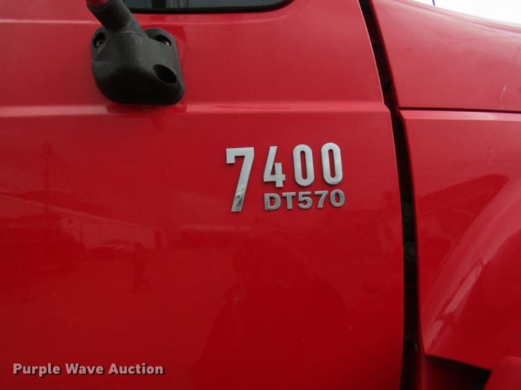 image for item DC4432 2007 International 7400 applicator truck