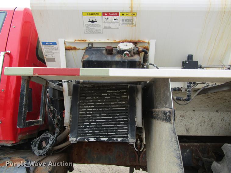 image for item DC4432 2007 International 7400 applicator truck