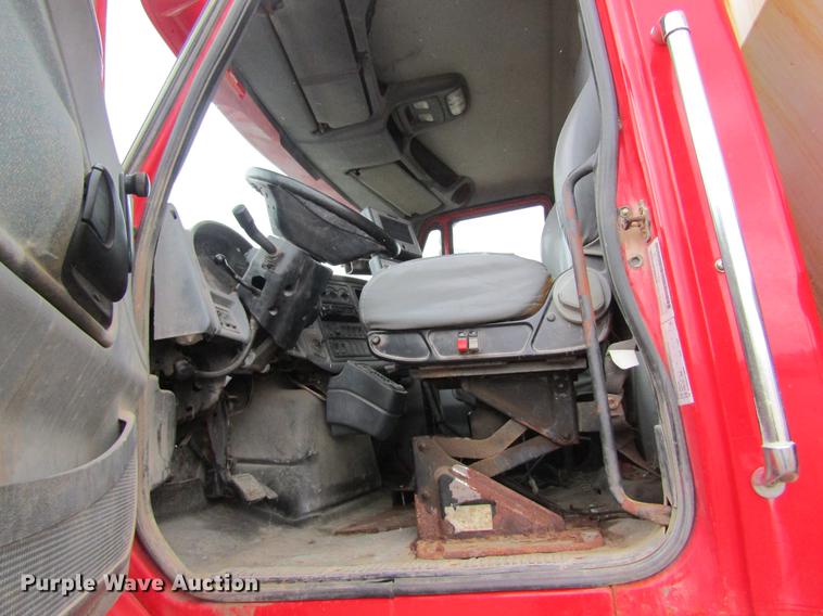 image for item DC4432 2007 International 7400 applicator truck