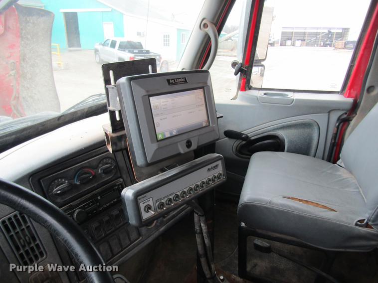 image for item DC4432 2007 International 7400 applicator truck