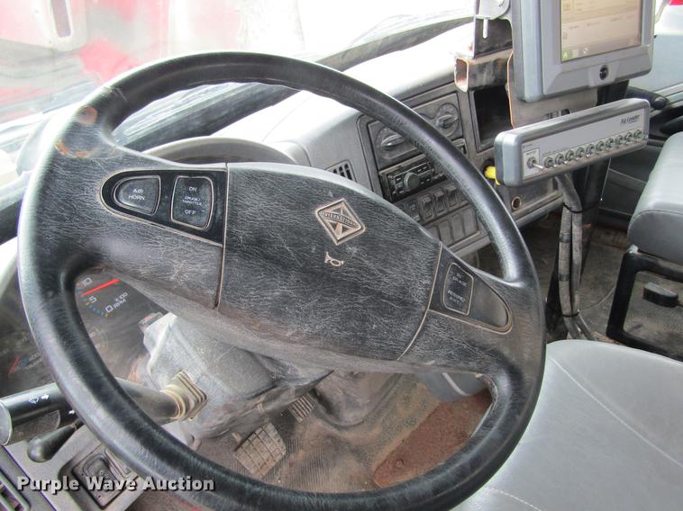 image for item DC4432 2007 International 7400 applicator truck