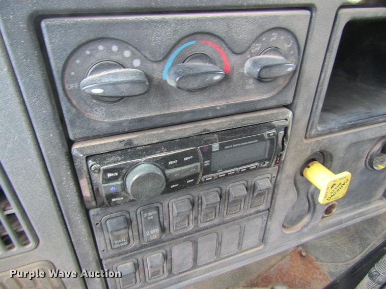 image for item DC4432 2007 International 7400 applicator truck