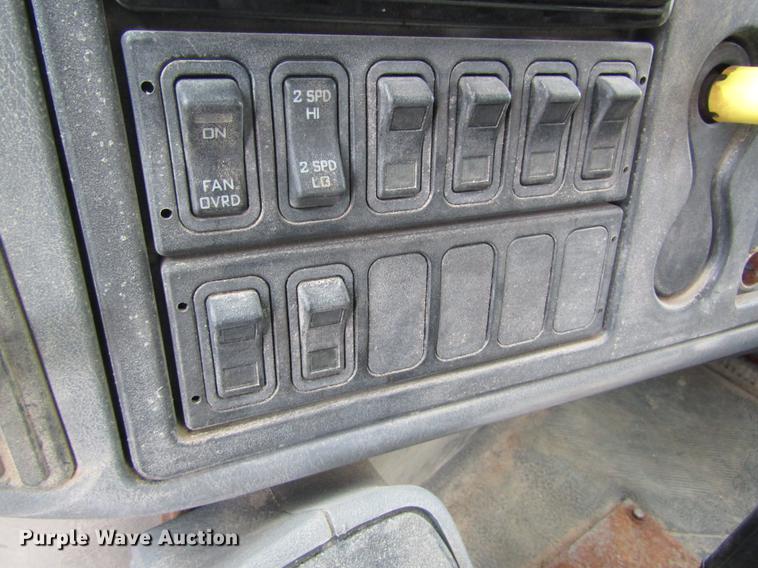 image for item DC4432 2007 International 7400 applicator truck