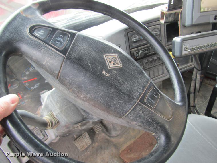 image for item DC4432 2007 International 7400 applicator truck