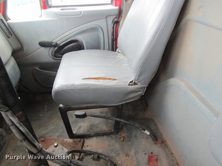 image for item DC4432 2007 International 7400 applicator truck