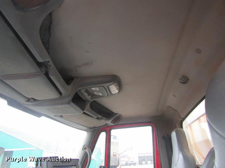 image for item DC4432 2007 International 7400 applicator truck