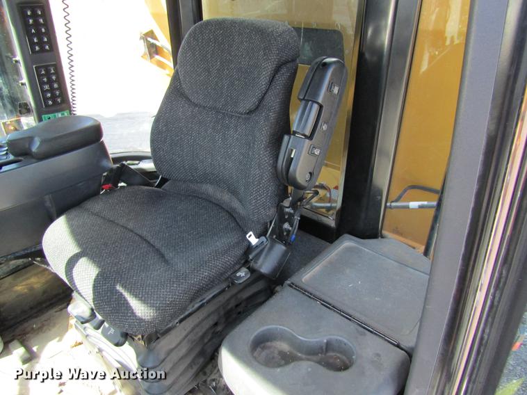 image for item DC4484 2013 Ag-Chem RoGator RG1100 self-propelled dry spreader applicator