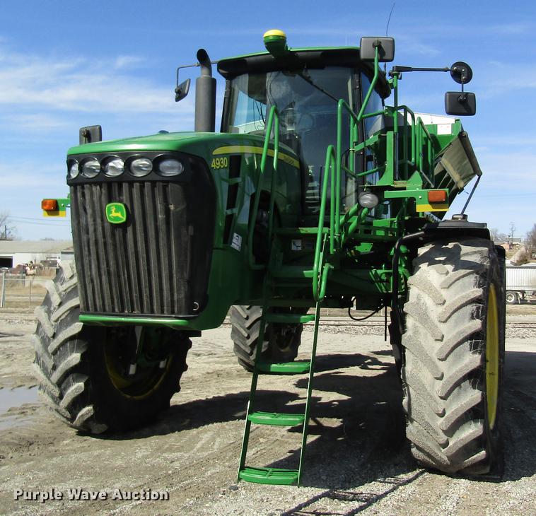 image for item DC4485 2011 John Deere 4930 self-propelled dry spreader applicator