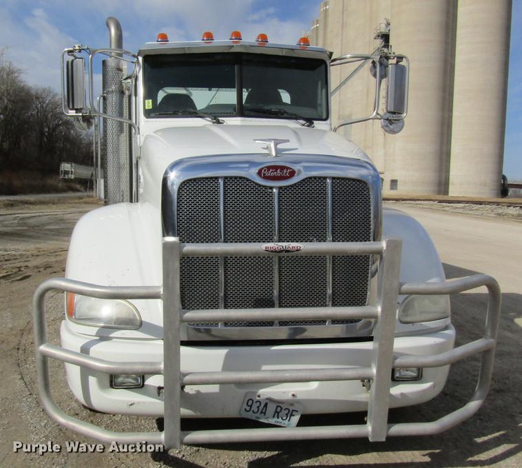 image for item DC4489 2010 Peterbilt 386 semi truck