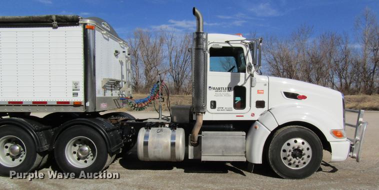 image for item DC4489 2010 Peterbilt 386 semi truck