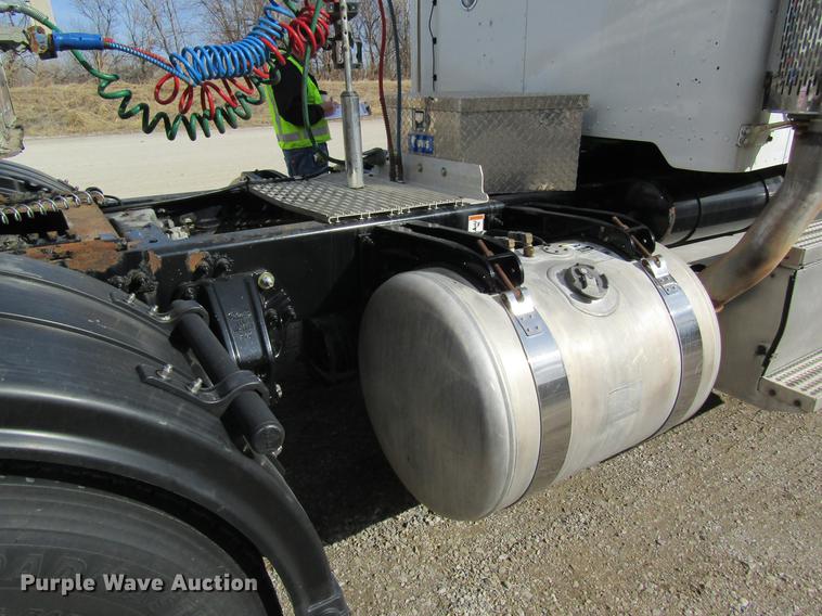 image for item DC4489 2010 Peterbilt 386 semi truck