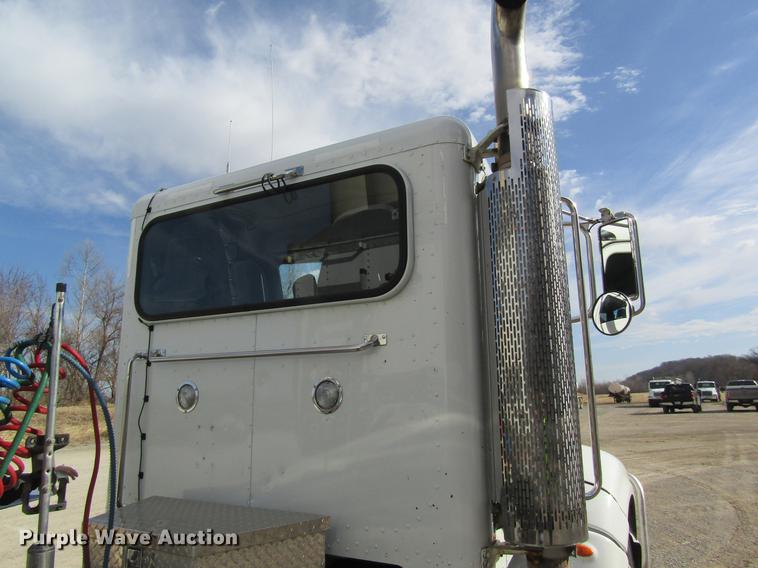 image for item DC4489 2010 Peterbilt 386 semi truck