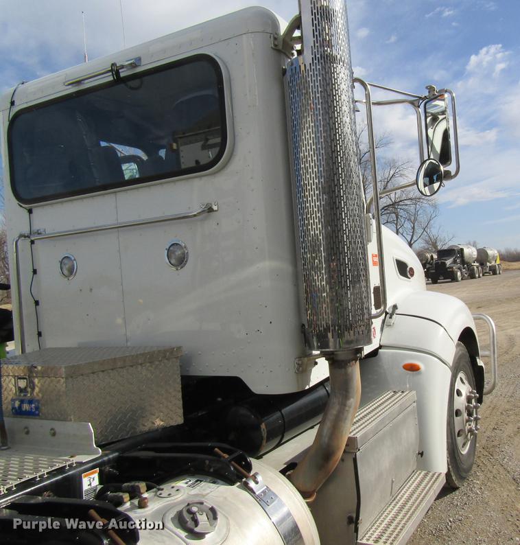 image for item DC4489 2010 Peterbilt 386 semi truck