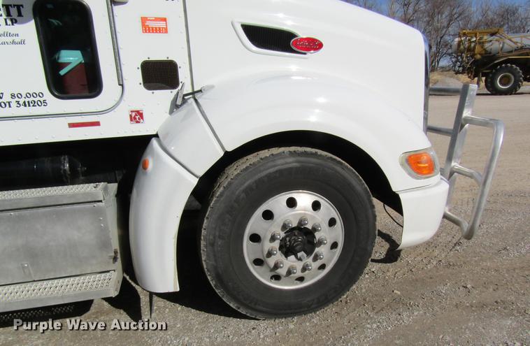 image for item DC4489 2010 Peterbilt 386 semi truck
