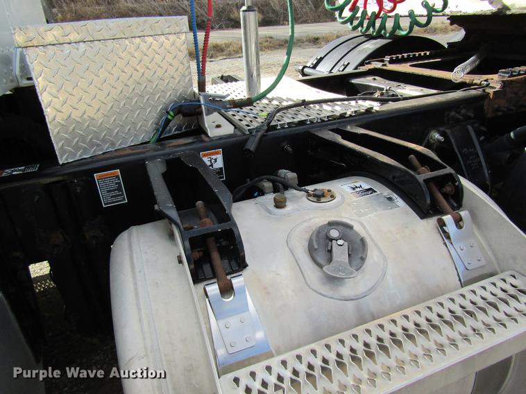 image for item DC4489 2010 Peterbilt 386 semi truck