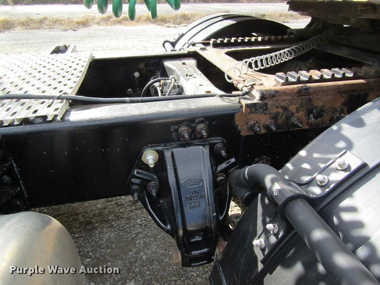 image for item DC4489 2010 Peterbilt 386 semi truck