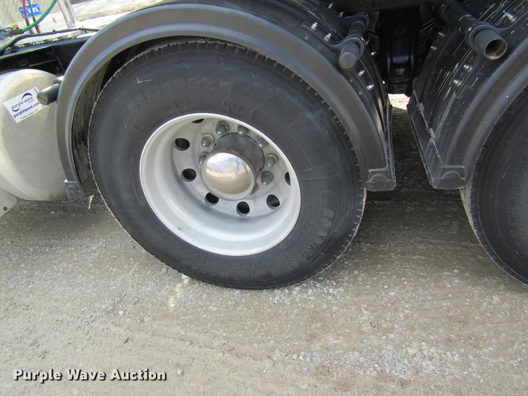 image for item DC4489 2010 Peterbilt 386 semi truck