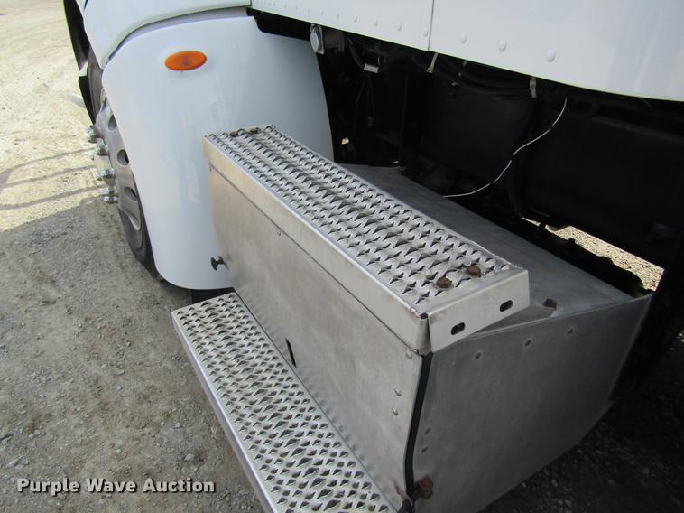 image for item DC4489 2010 Peterbilt 386 semi truck