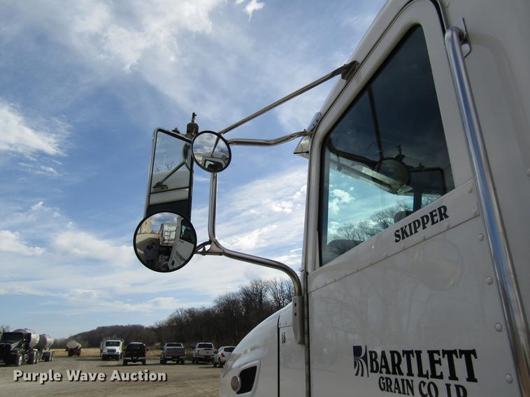 image for item DC4489 2010 Peterbilt 386 semi truck