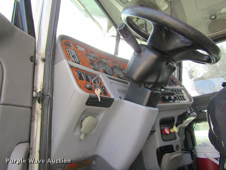 image for item DC4489 2010 Peterbilt 386 semi truck