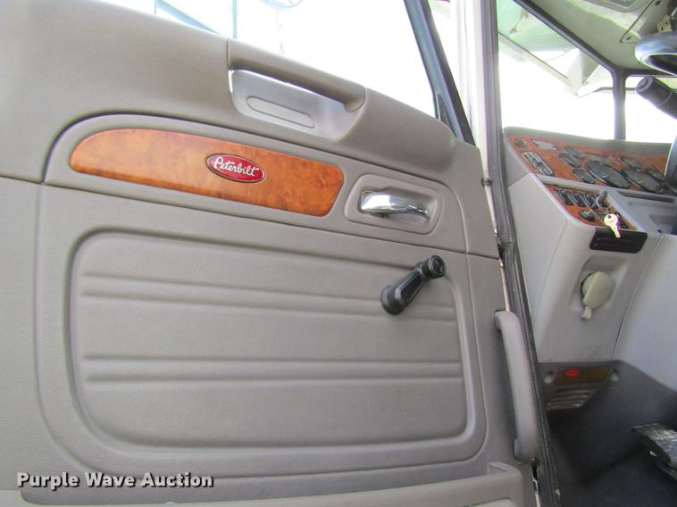 image for item DC4489 2010 Peterbilt 386 semi truck