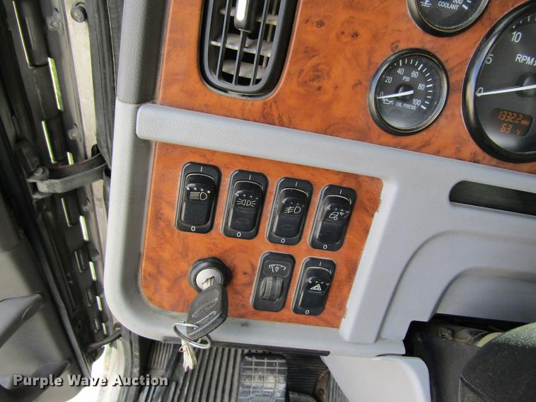 image for item DC4489 2010 Peterbilt 386 semi truck