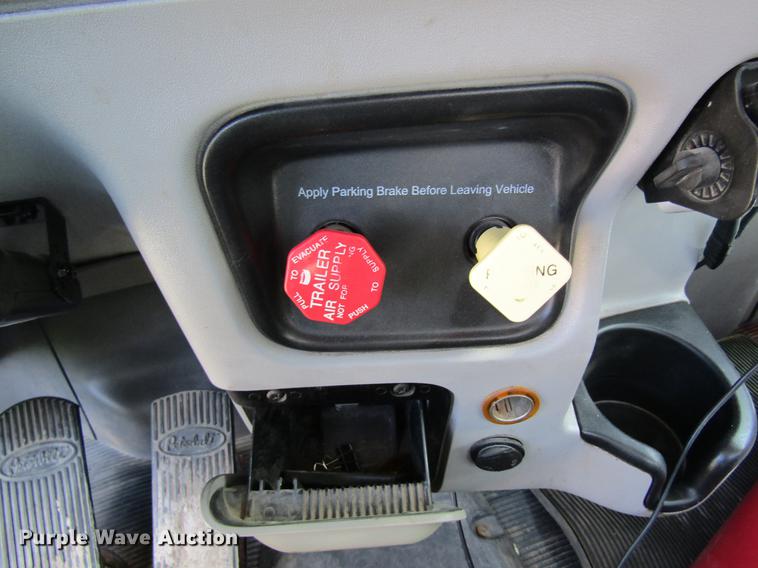 image for item DC4489 2010 Peterbilt 386 semi truck