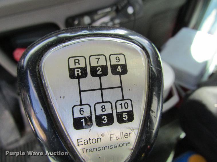 image for item DC4489 2010 Peterbilt 386 semi truck